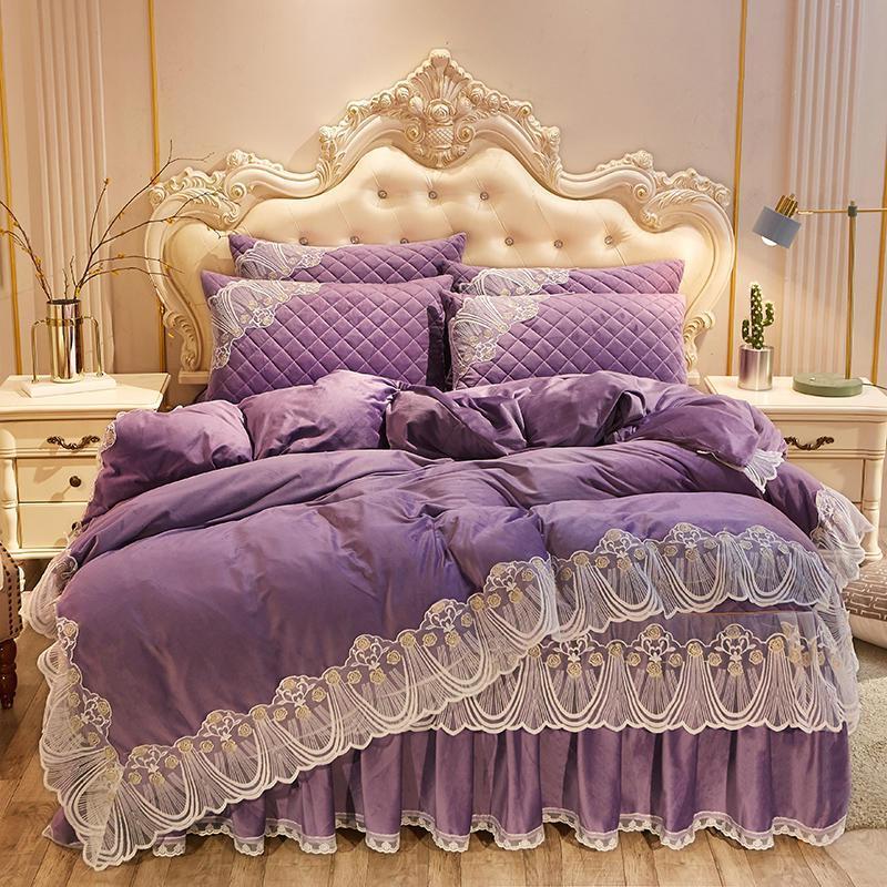 Vestido de cama acolchado de terciopelo de cristal de cuatro piezas con encaje cálido y bordado
