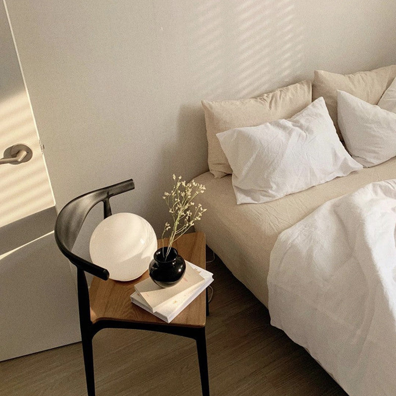 Sábana de cama moderna, sencilla y con colores pigmentados.