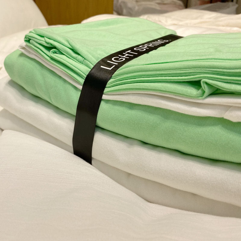Sábana de cama moderna, sencilla y con colores pigmentados.