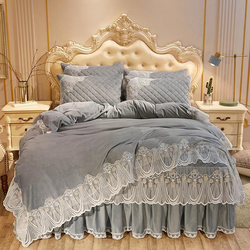 Vestido de cama acolchado de terciopelo de cristal de cuatro piezas con encaje cálido y bordado