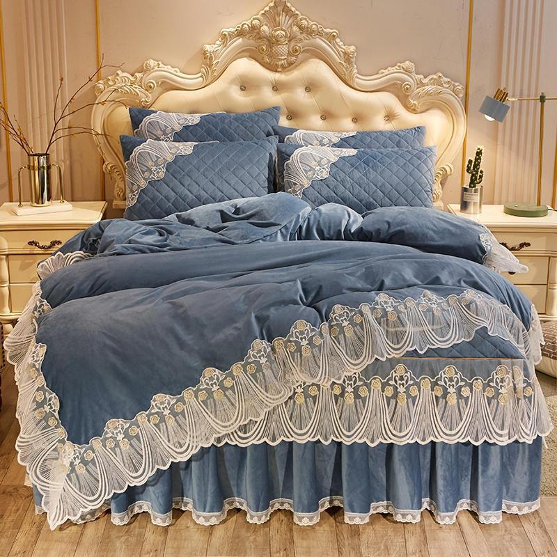 Vestido de cama acolchado de terciopelo de cristal de cuatro piezas con encaje cálido y bordado