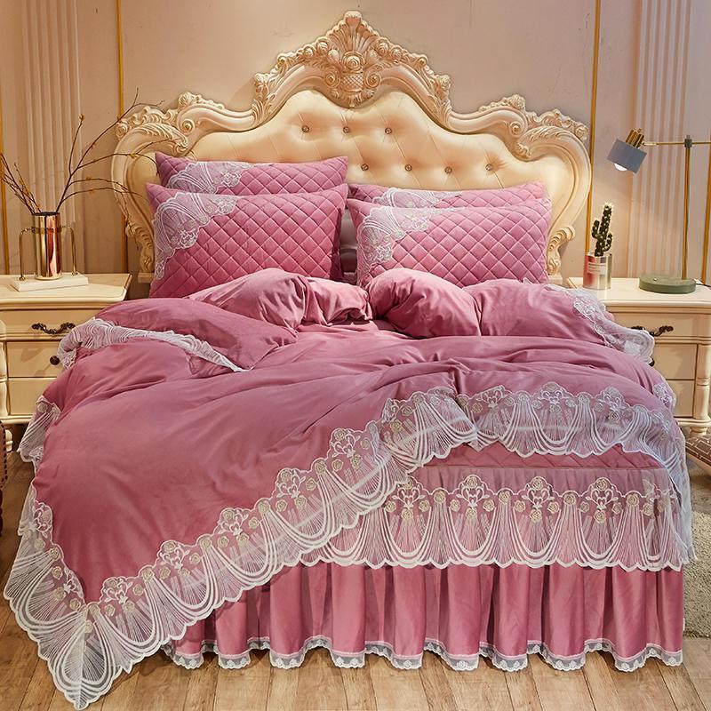 Vestido de cama acolchado de terciopelo de cristal de cuatro piezas con encaje cálido y bordado