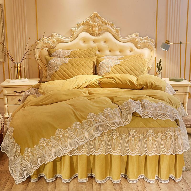 Vestido de cama acolchado de terciopelo de cristal de cuatro piezas con encaje cálido y bordado