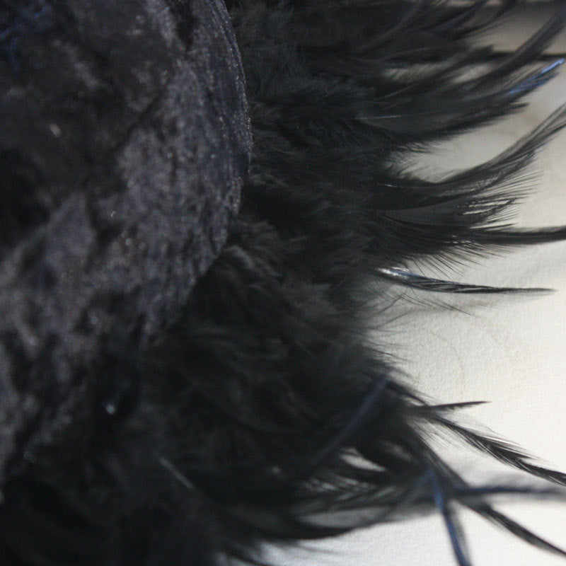Cojín de sofá de color liso con hebilla de diamante y plumas redondas