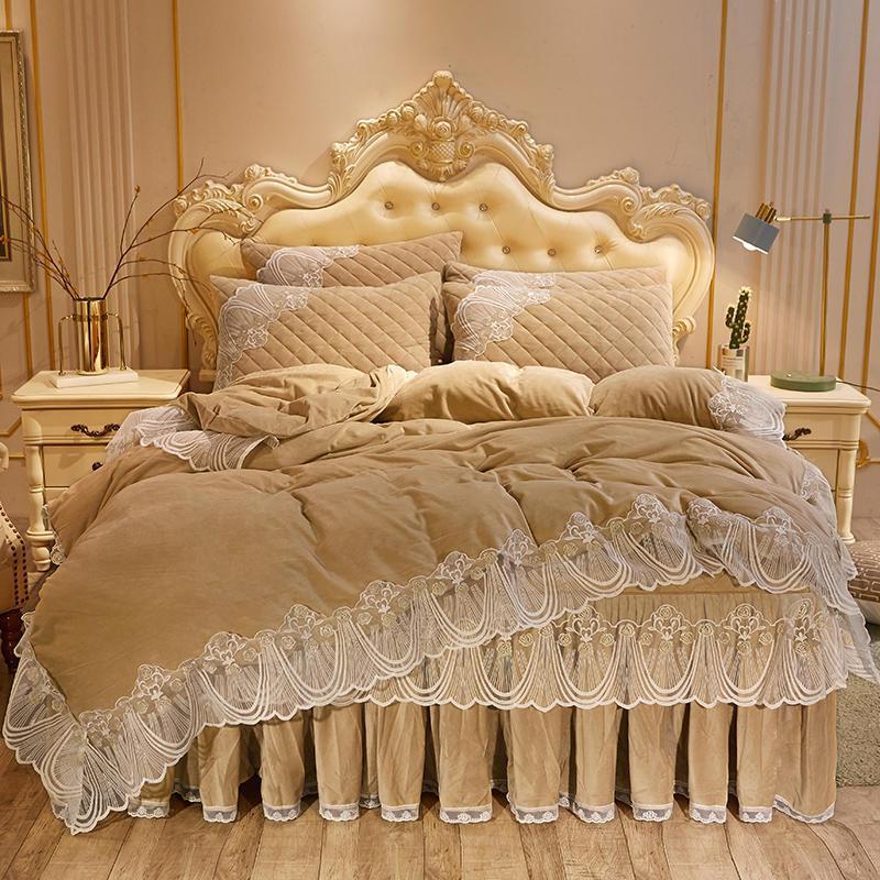 Vestido de cama acolchado de terciopelo de cristal de cuatro piezas con encaje cálido y bordado