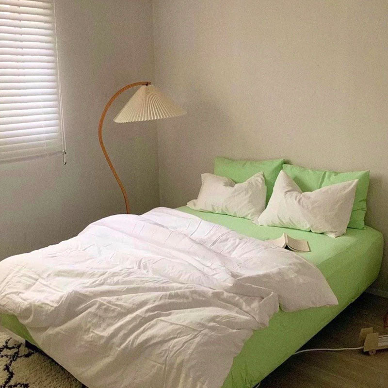 Sábana de cama moderna, sencilla y con colores pigmentados.