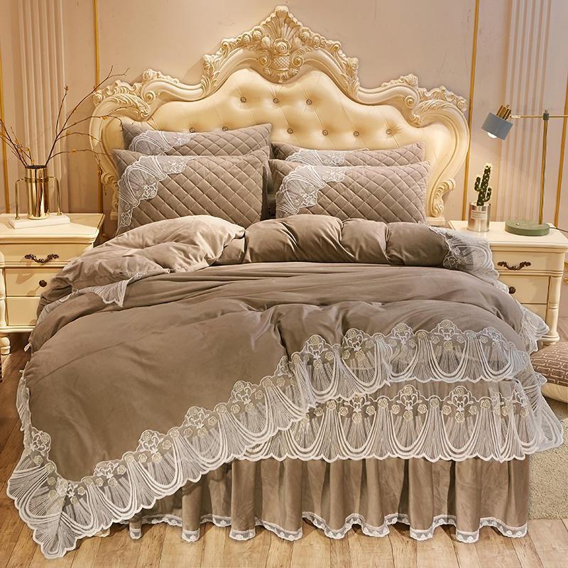 Vestido de cama acolchado de terciopelo de cristal de cuatro piezas con encaje cálido y bordado