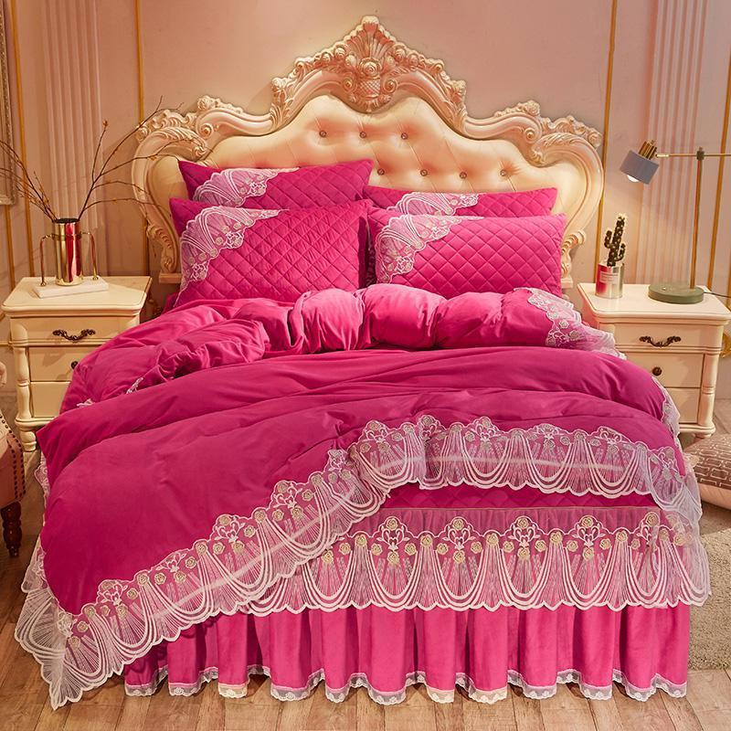 Vestido de cama acolchado de terciopelo de cristal de cuatro piezas con encaje cálido y bordado