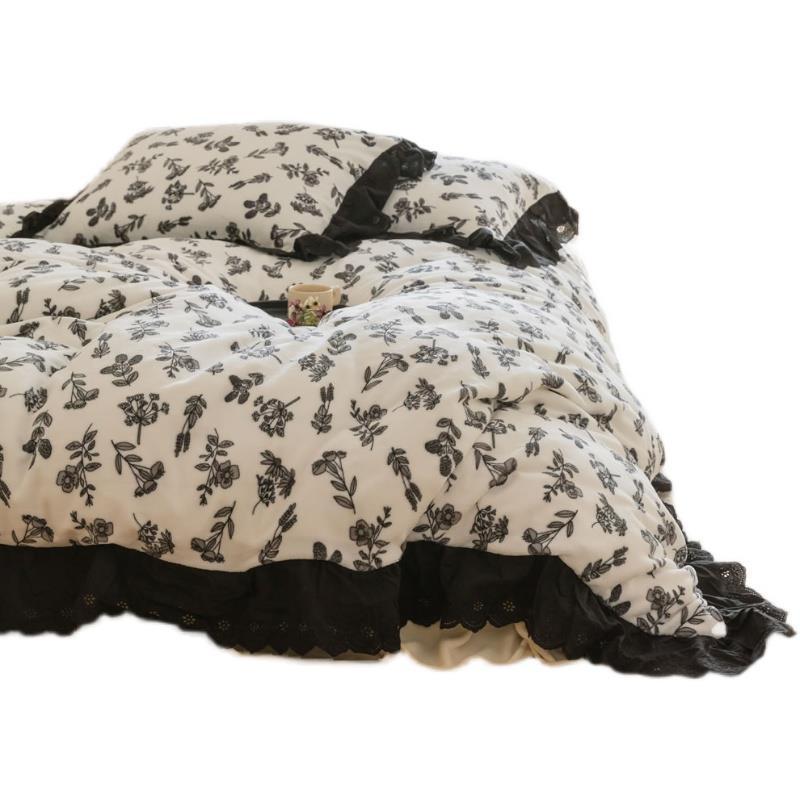 Conjunto retro de cuatro piezas de terciopelo leche con encaje blanco y negro para otoño e invierno.
