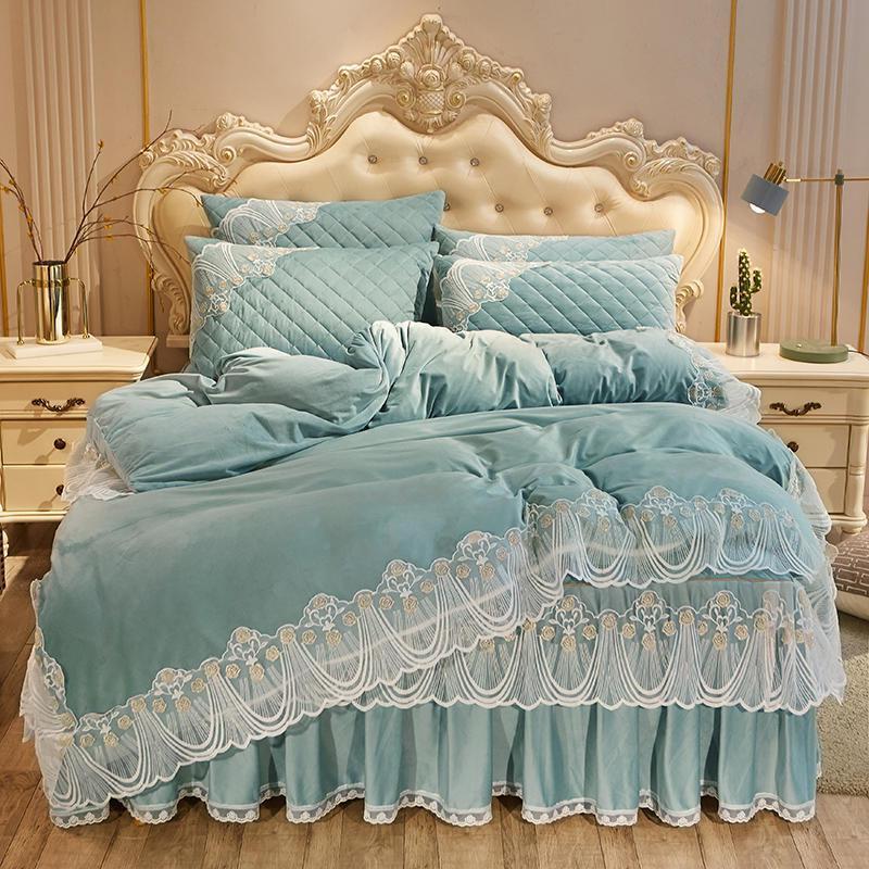 Vestido de cama acolchado de terciopelo de cristal de cuatro piezas con encaje cálido y bordado
