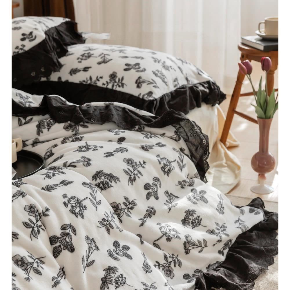 Conjunto retro de cuatro piezas de terciopelo leche con encaje blanco y negro para otoño e invierno.