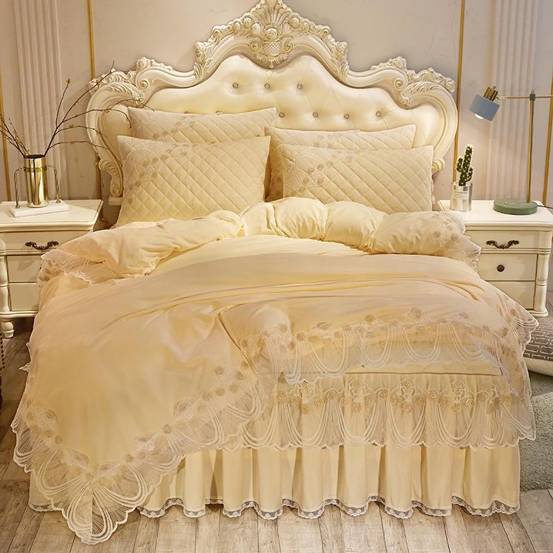Vestido de cama acolchado de terciopelo de cristal de cuatro piezas con encaje cálido y bordado