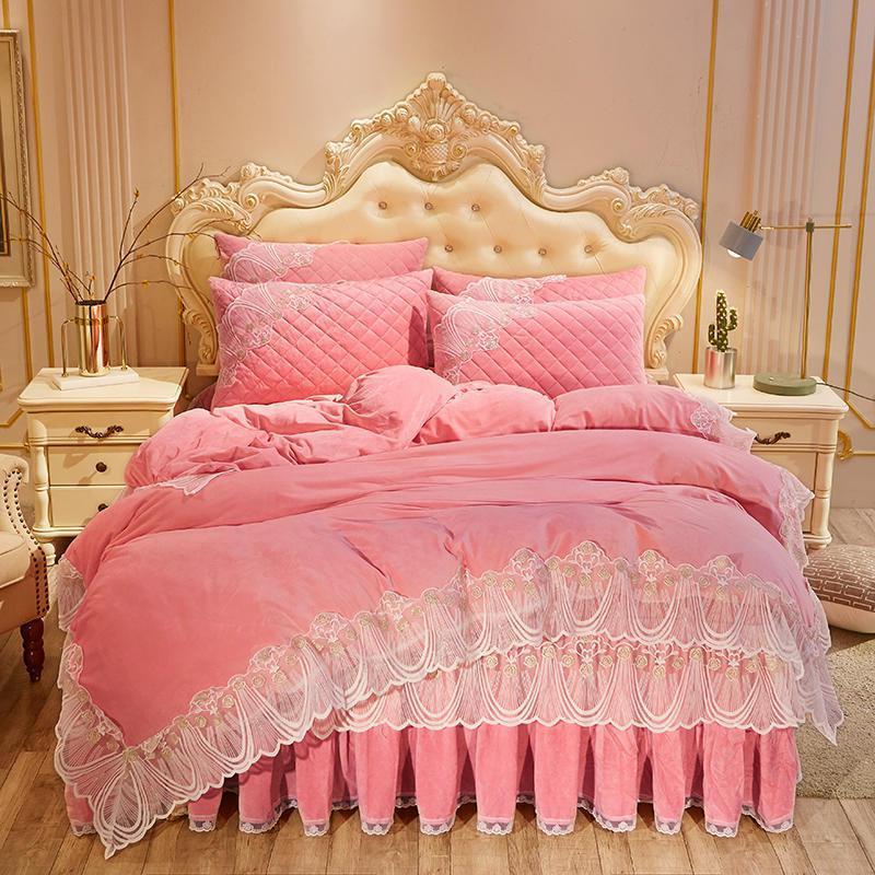 Vestido de cama acolchado de terciopelo de cristal de cuatro piezas con encaje cálido y bordado