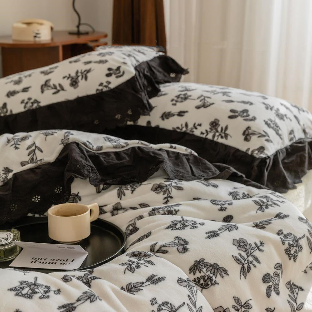 Conjunto retro de cuatro piezas de terciopelo leche con encaje blanco y negro para otoño e invierno.