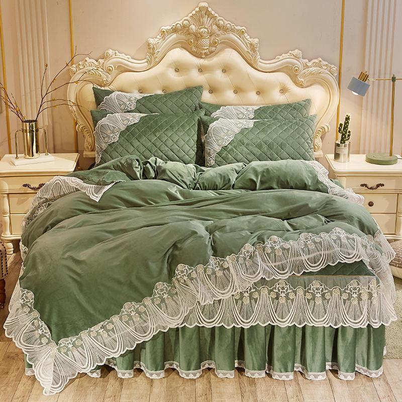 Vestido de cama acolchado de terciopelo de cristal de cuatro piezas con encaje cálido y bordado