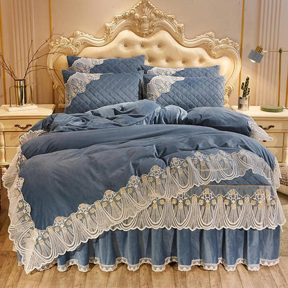 Vestido de cama acolchado de terciopelo de cristal de cuatro piezas con encaje cálido y bordado