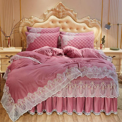 Vestido de cama acolchado de terciopelo de cristal de cuatro piezas con encaje cálido y bordado
