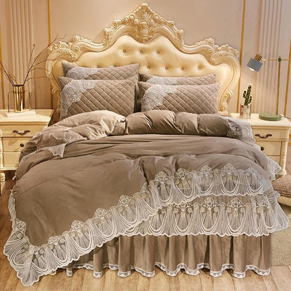 Vestido de cama acolchado de terciopelo de cristal de cuatro piezas con encaje cálido y bordado