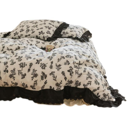 Conjunto retro de cuatro piezas de terciopelo leche con encaje blanco y negro para otoño e invierno.